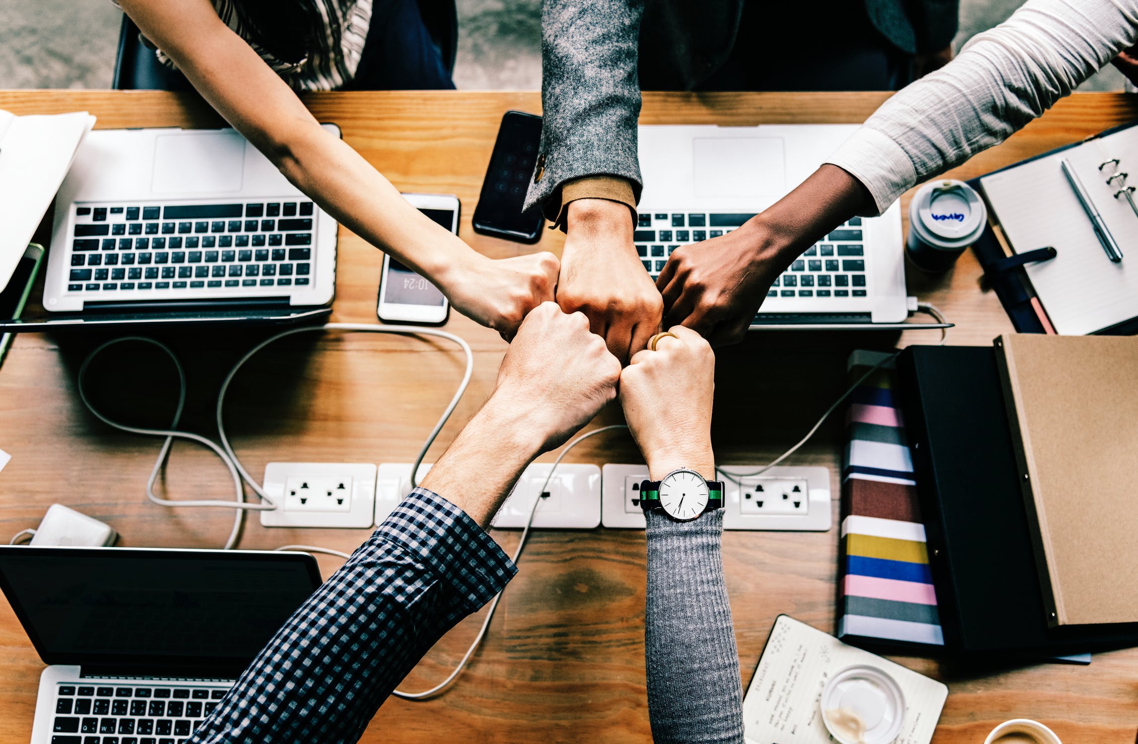 Equipo de trabajo colaborando en soluciones publicitarias